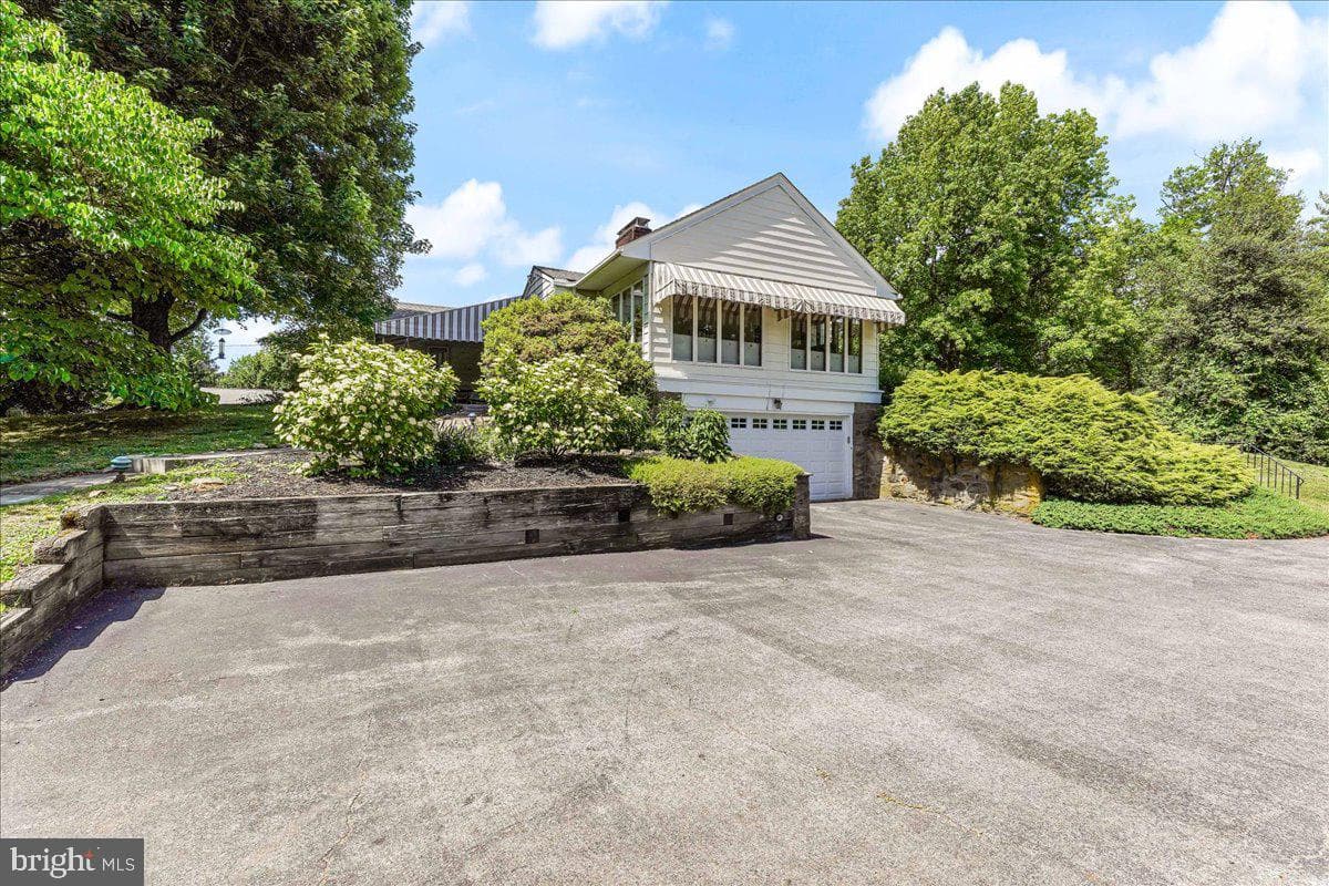 746 Sproul Road photo 25