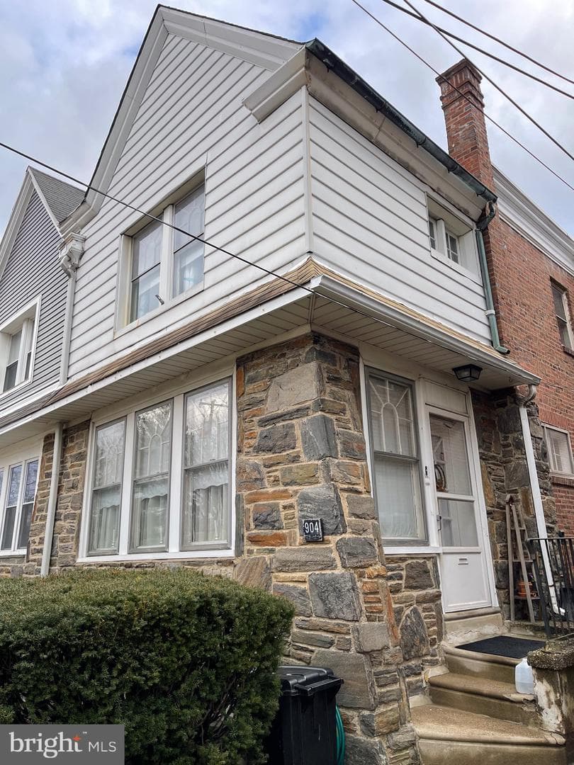 904 Whitby Avenue photo 2