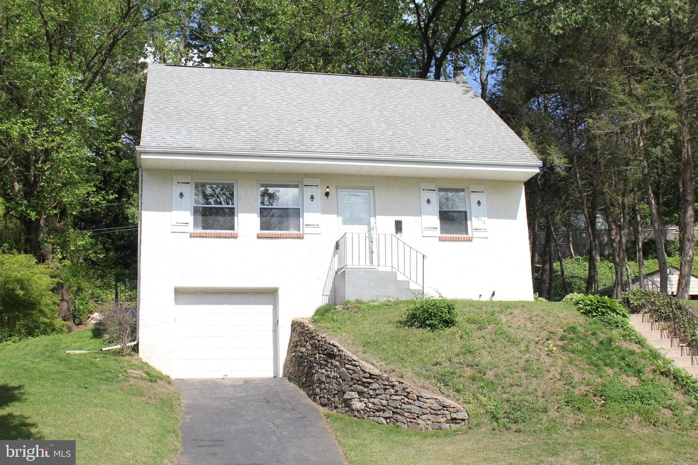 1352 Valley Road photo 1