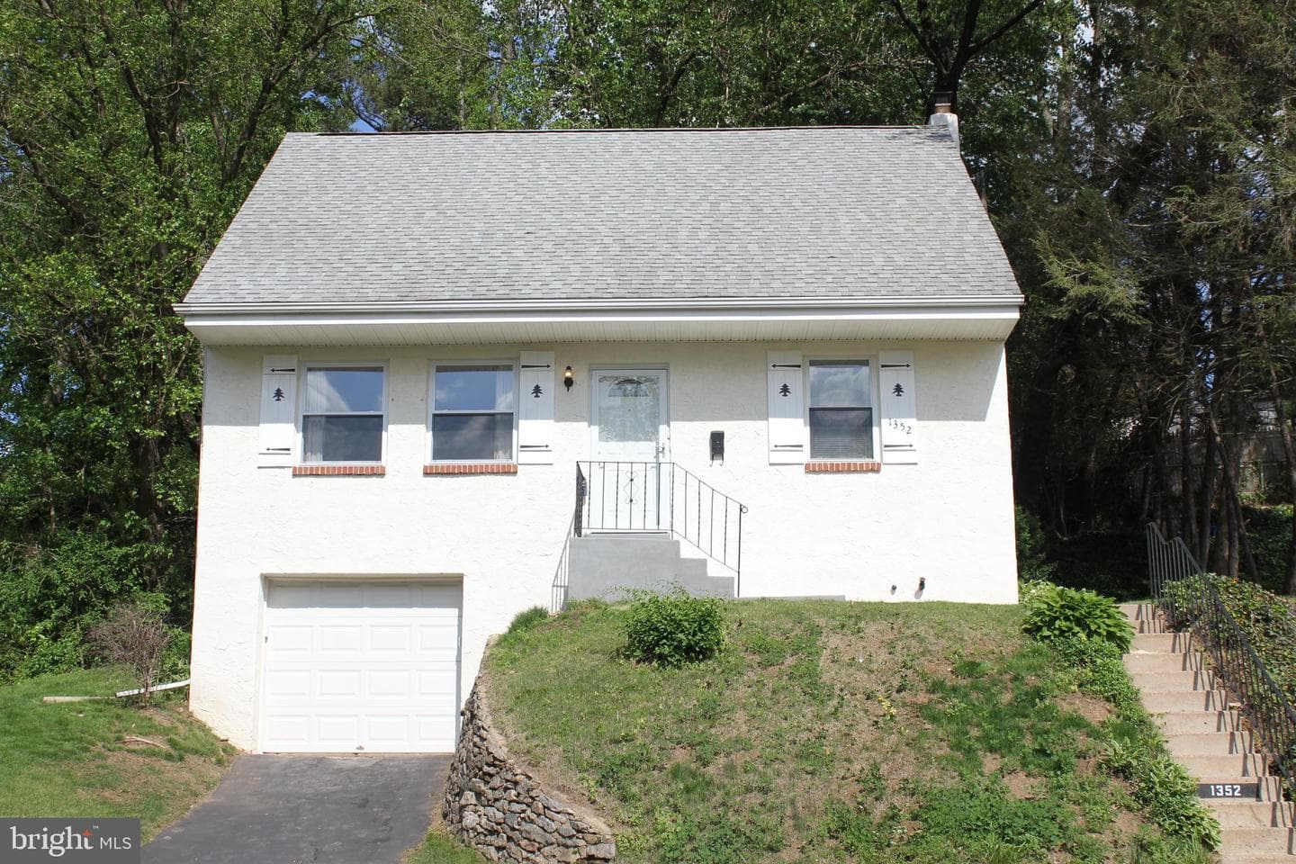1352 Valley Road photo 2