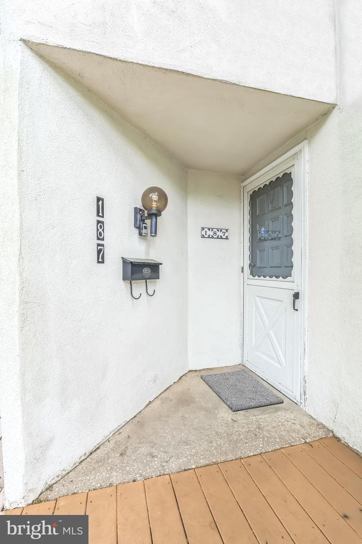 187 E Chelsea Circle photo 2