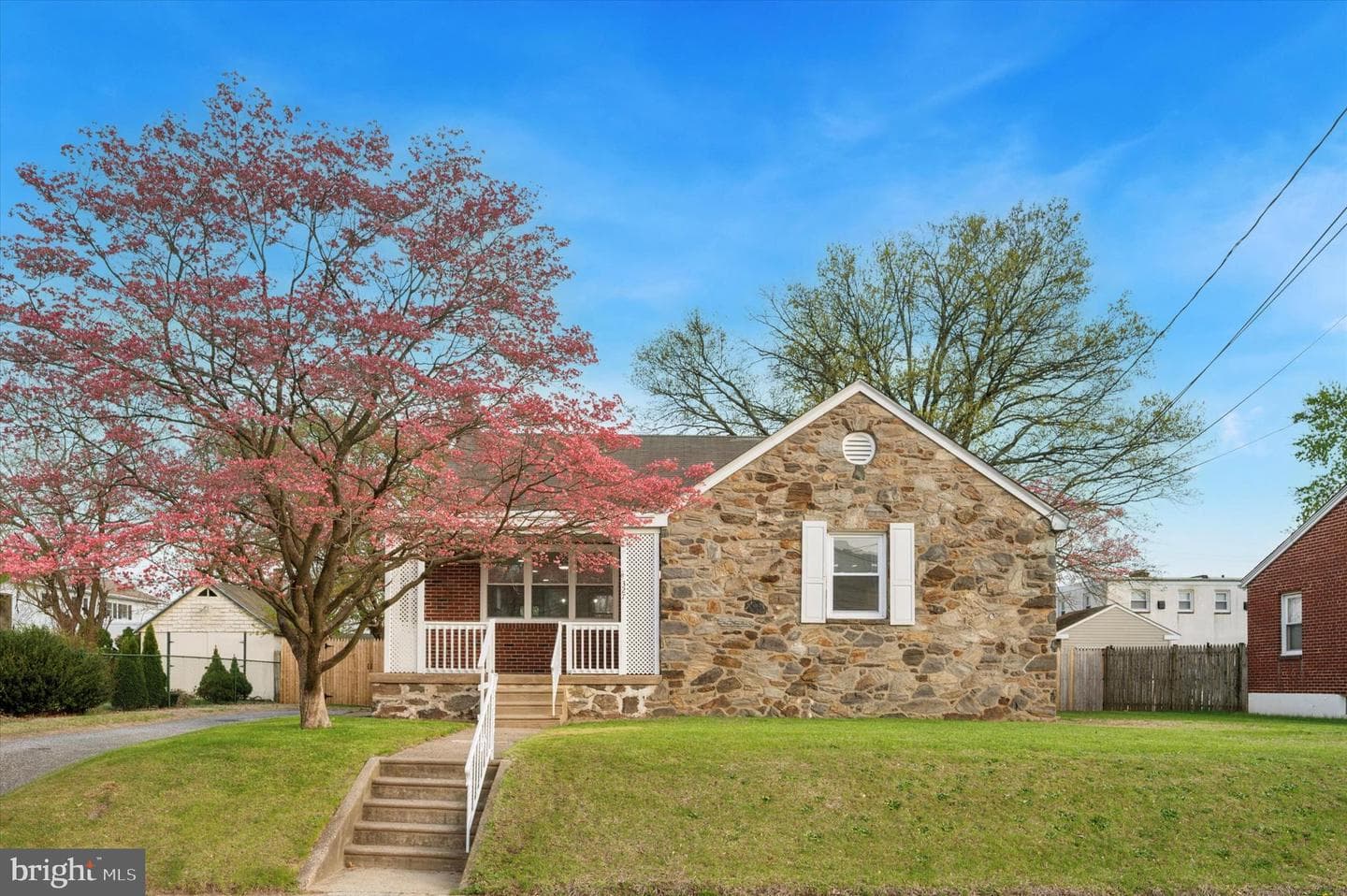 327 Seneca Street photo 1