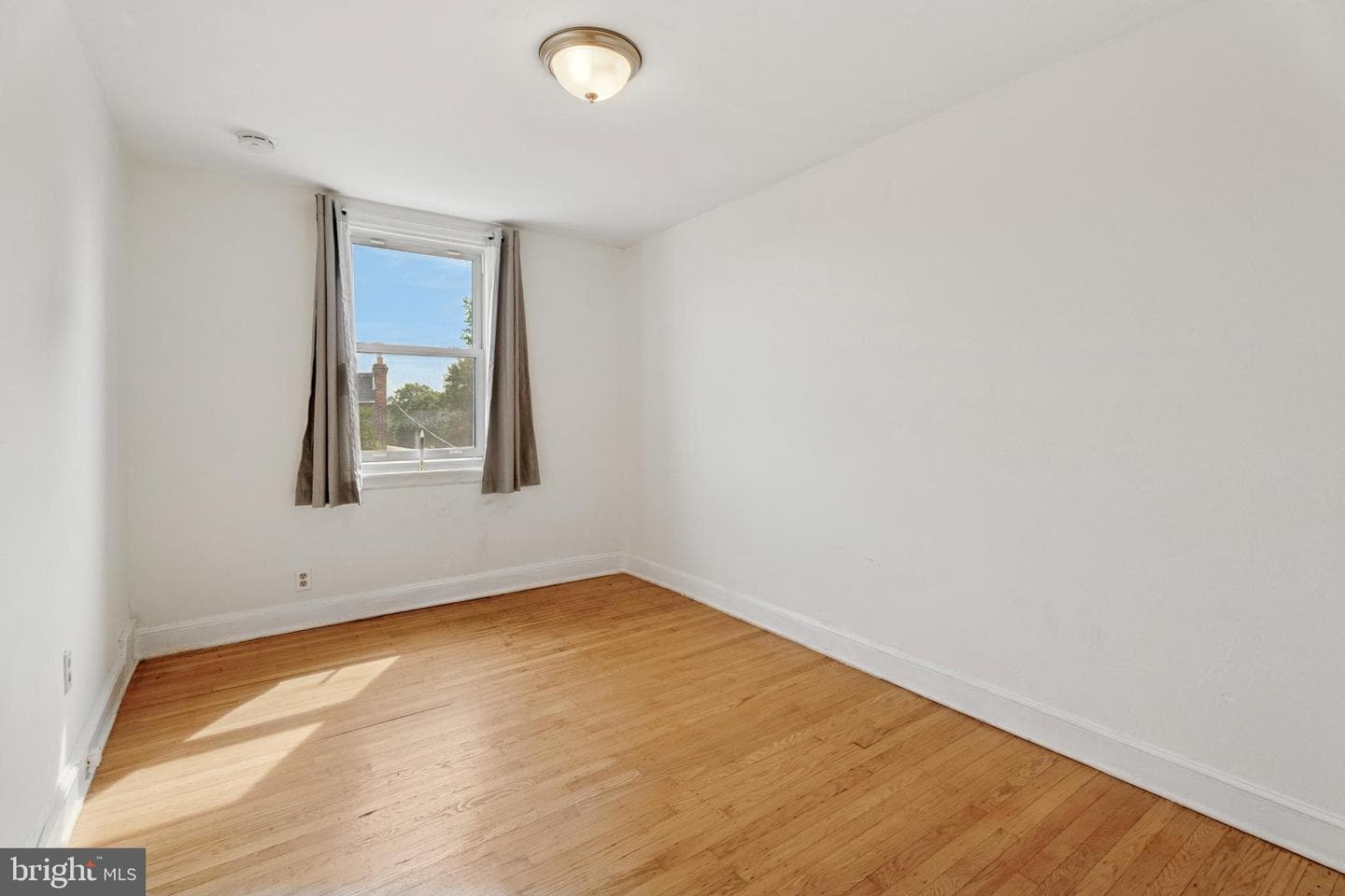 329 N Oak Avenue photo 13