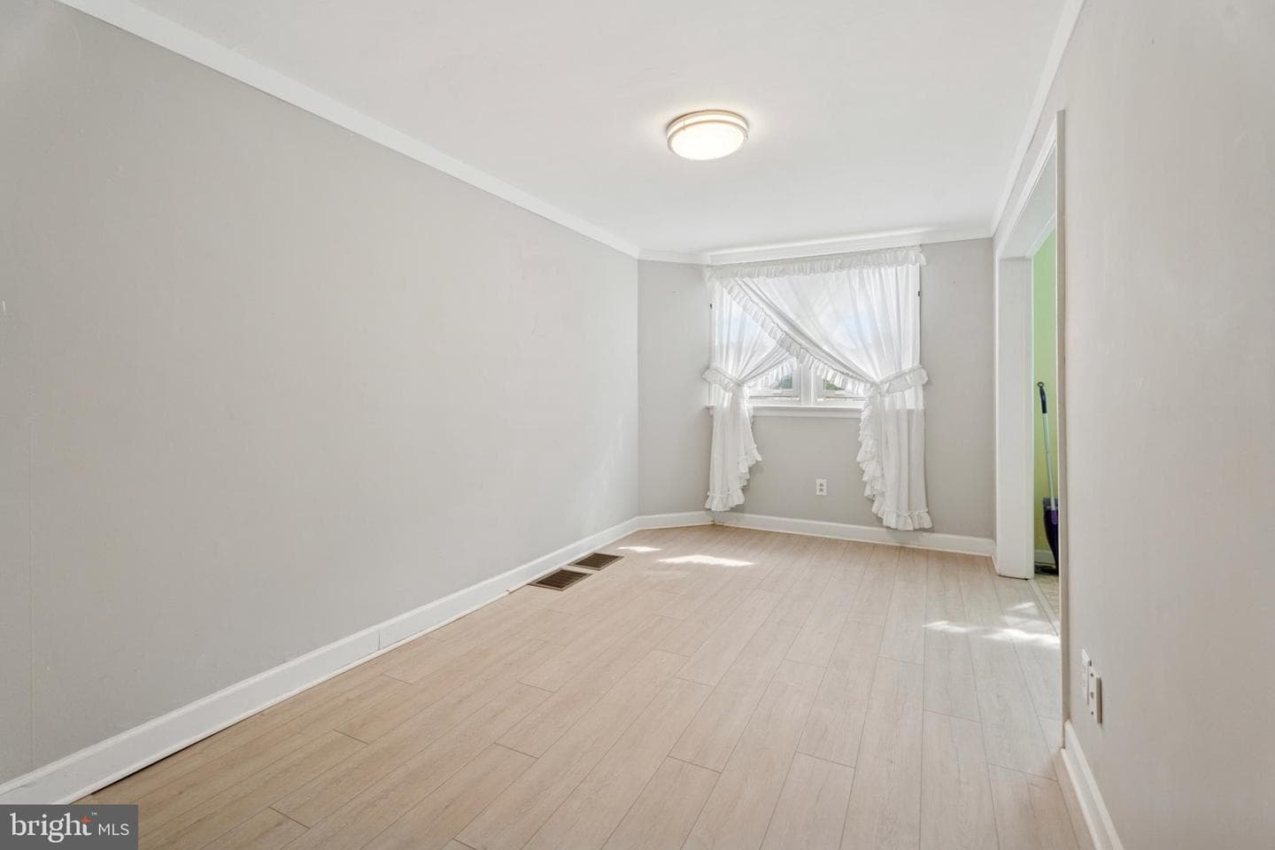 329 N Oak Avenue photo 5