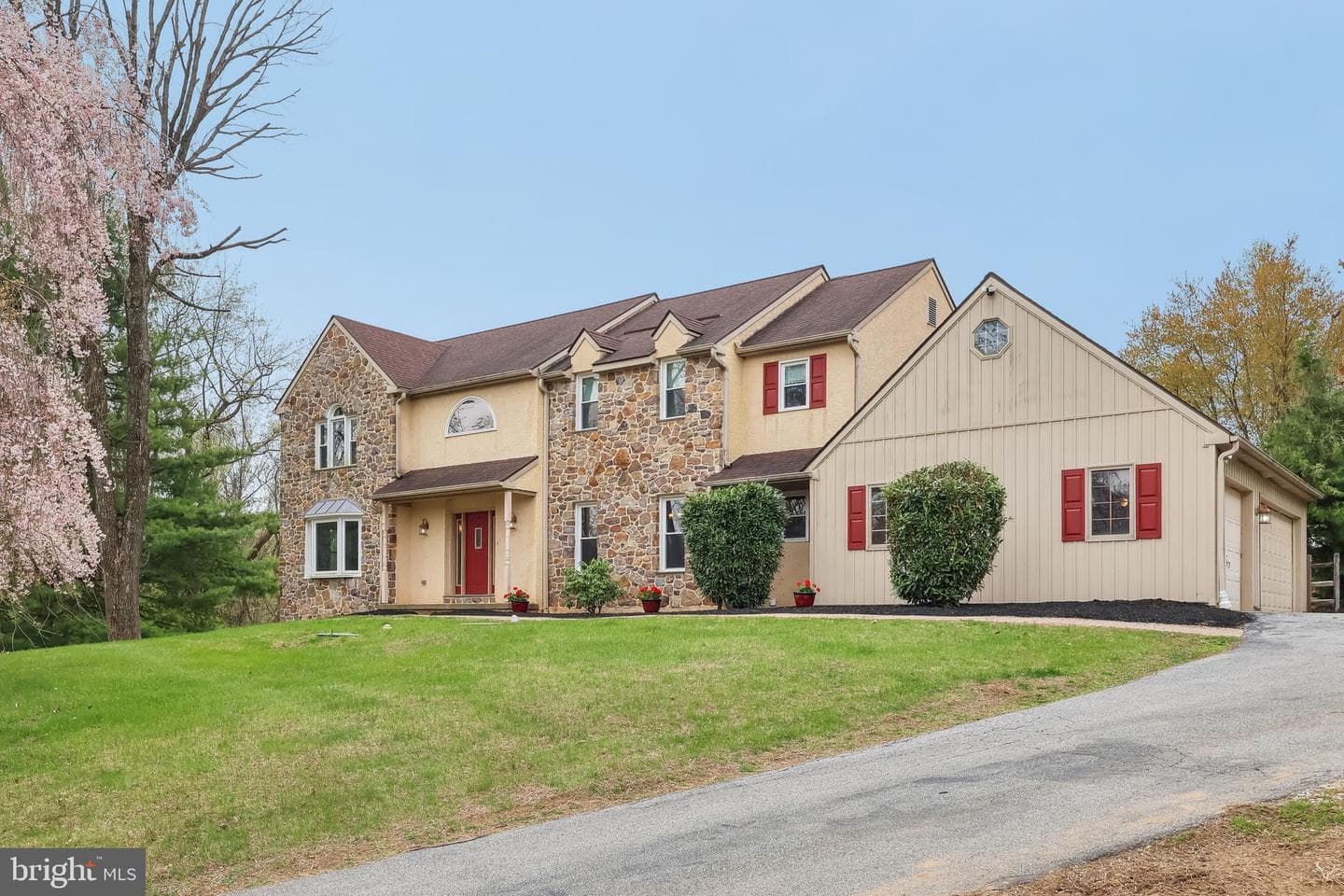 16 Springwater Lane photo 5