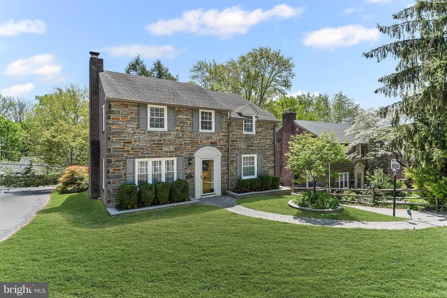 1013 Crest Road photo 2