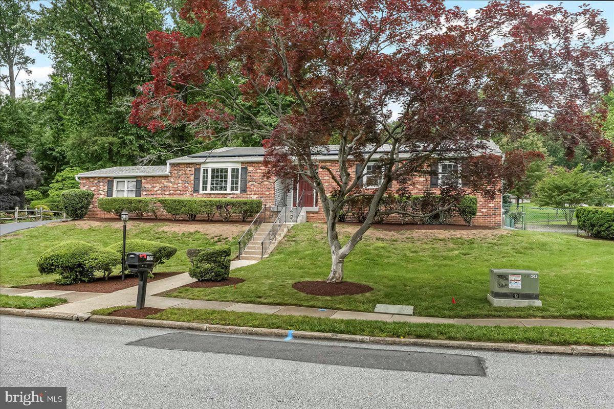 1795 Hillcrest Lane photo 2