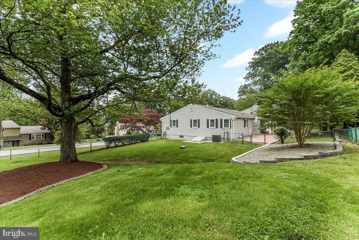 1795 Hillcrest Lane photo 3