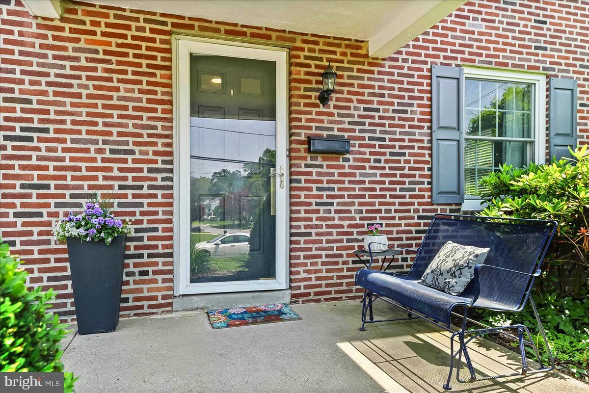 161 W Hillcrest Avenue photo 2