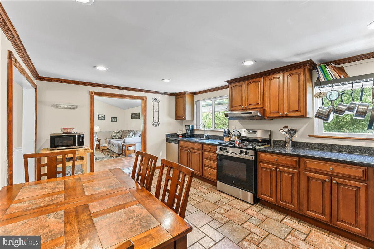 11 Stratford Drive photo 8