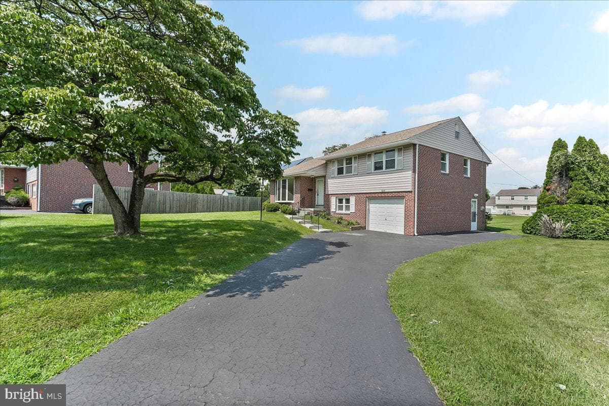 823 Coppock Lane photo 2