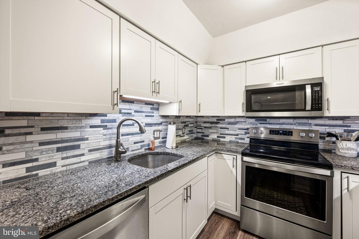 239 E Chelsea Circle photo 11