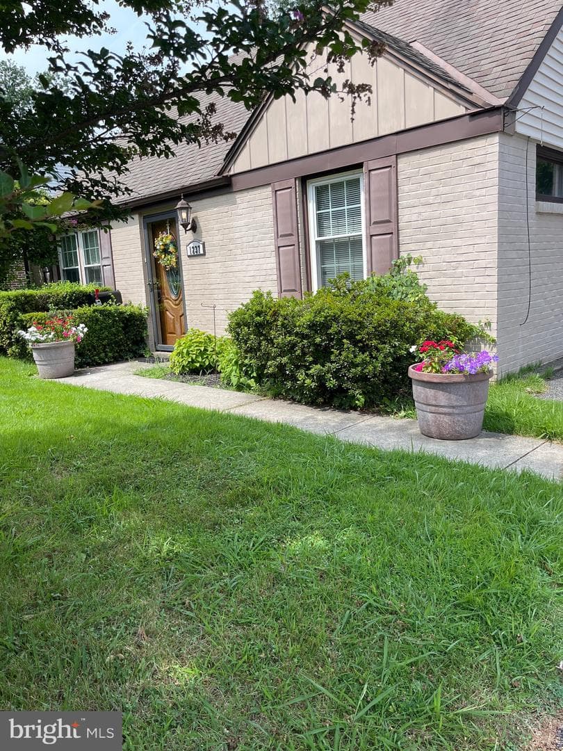 1237 University Avenue photo 3