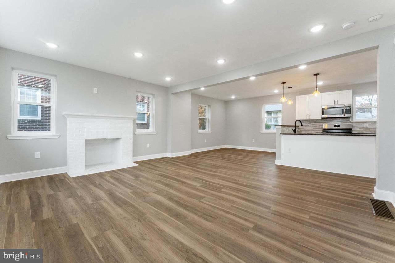 1305 Longacre Boulevard N photo 5