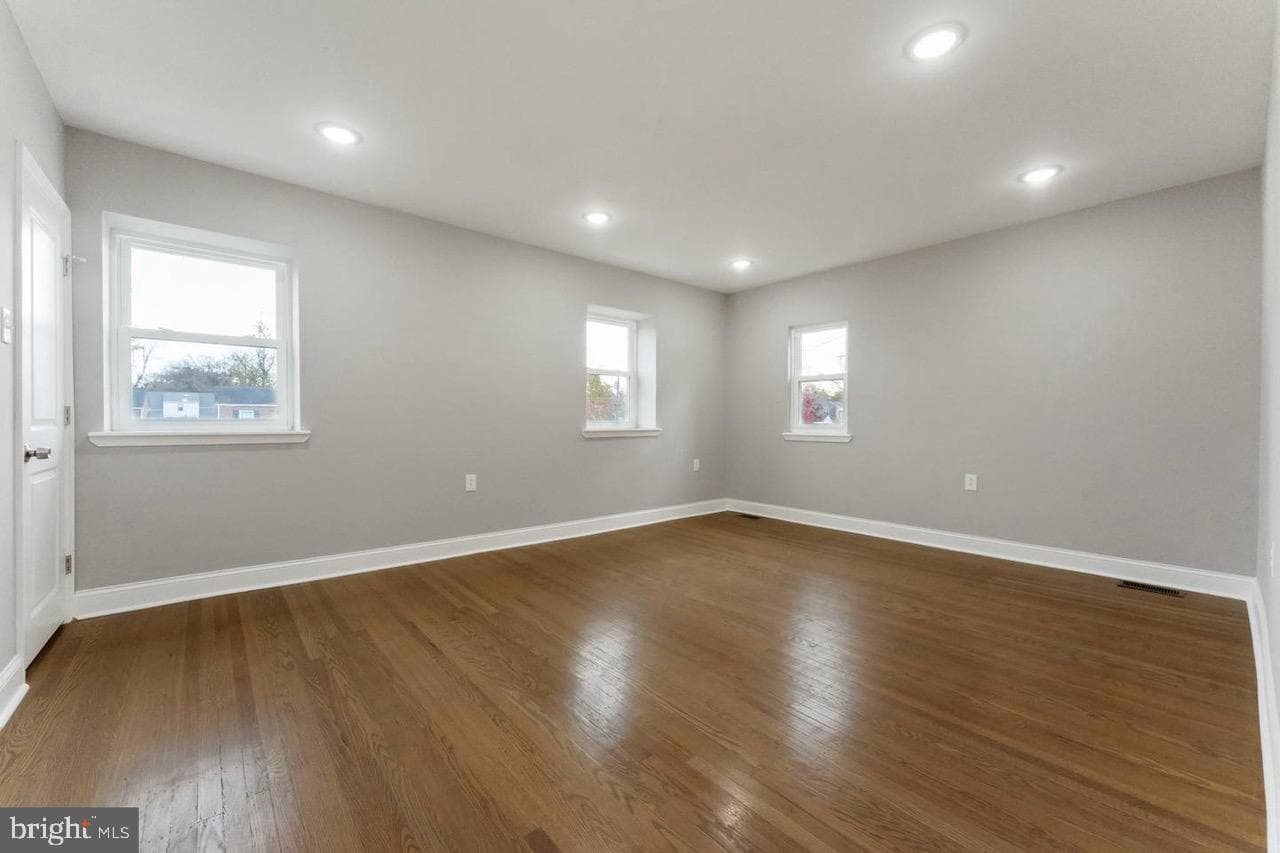 1305 Longacre Boulevard N photo 9