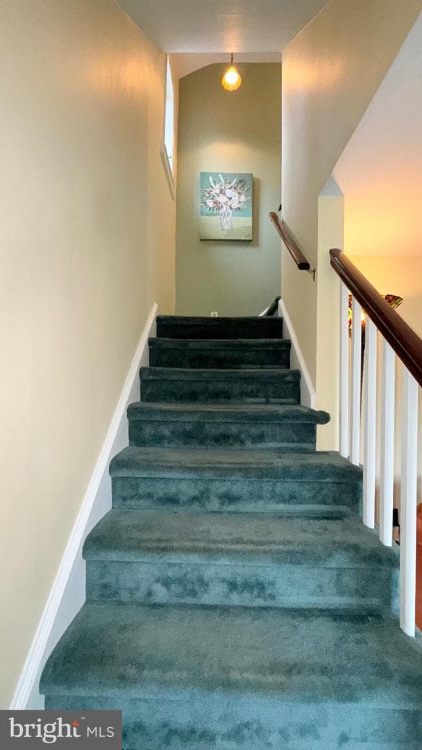 415 W Grays Avenue photo 9