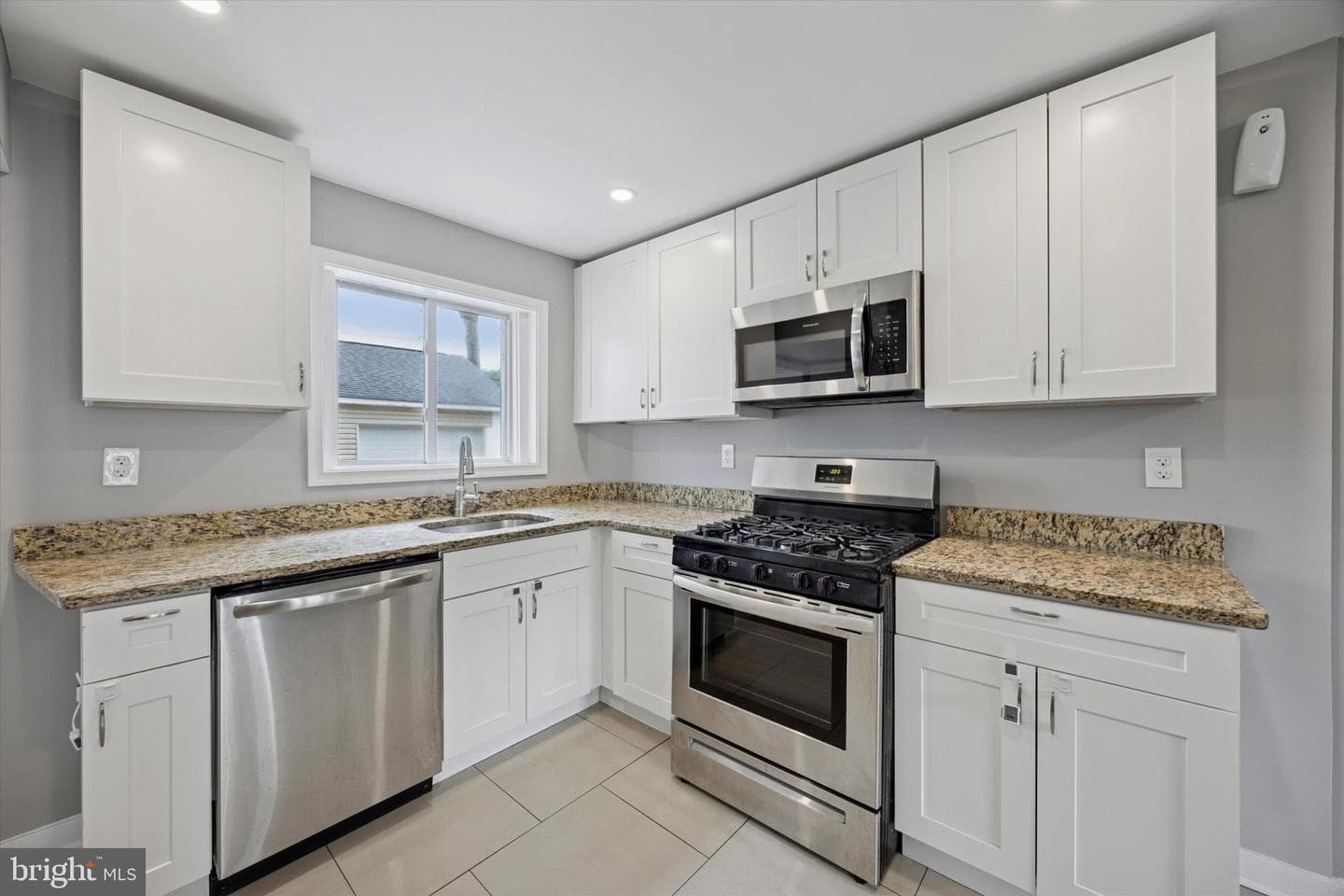 2415 Franklin Avenue photo 11