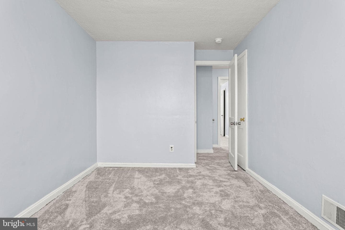 2212 Bond Avenue photo 16