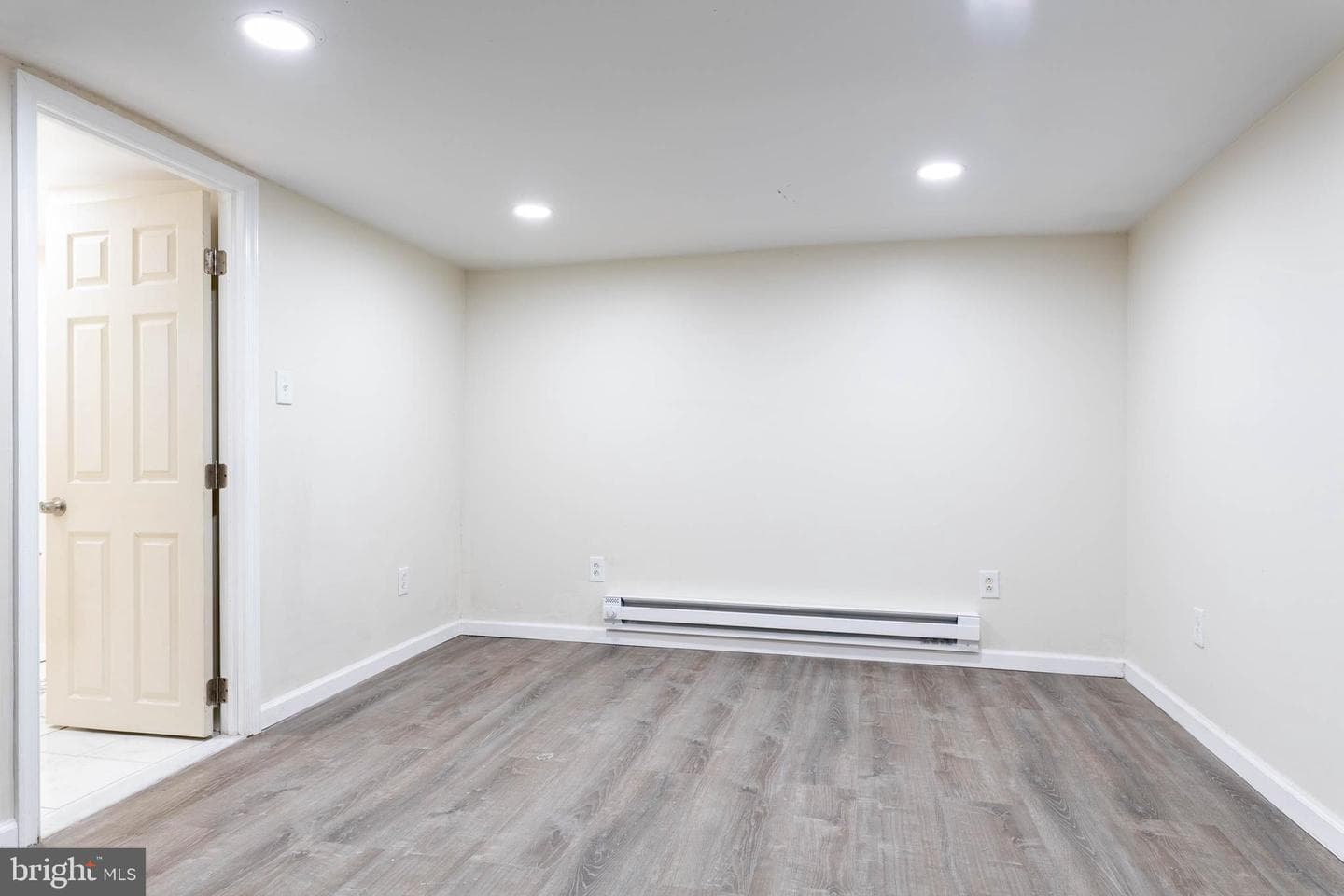 2212 Bond Avenue photo 23
