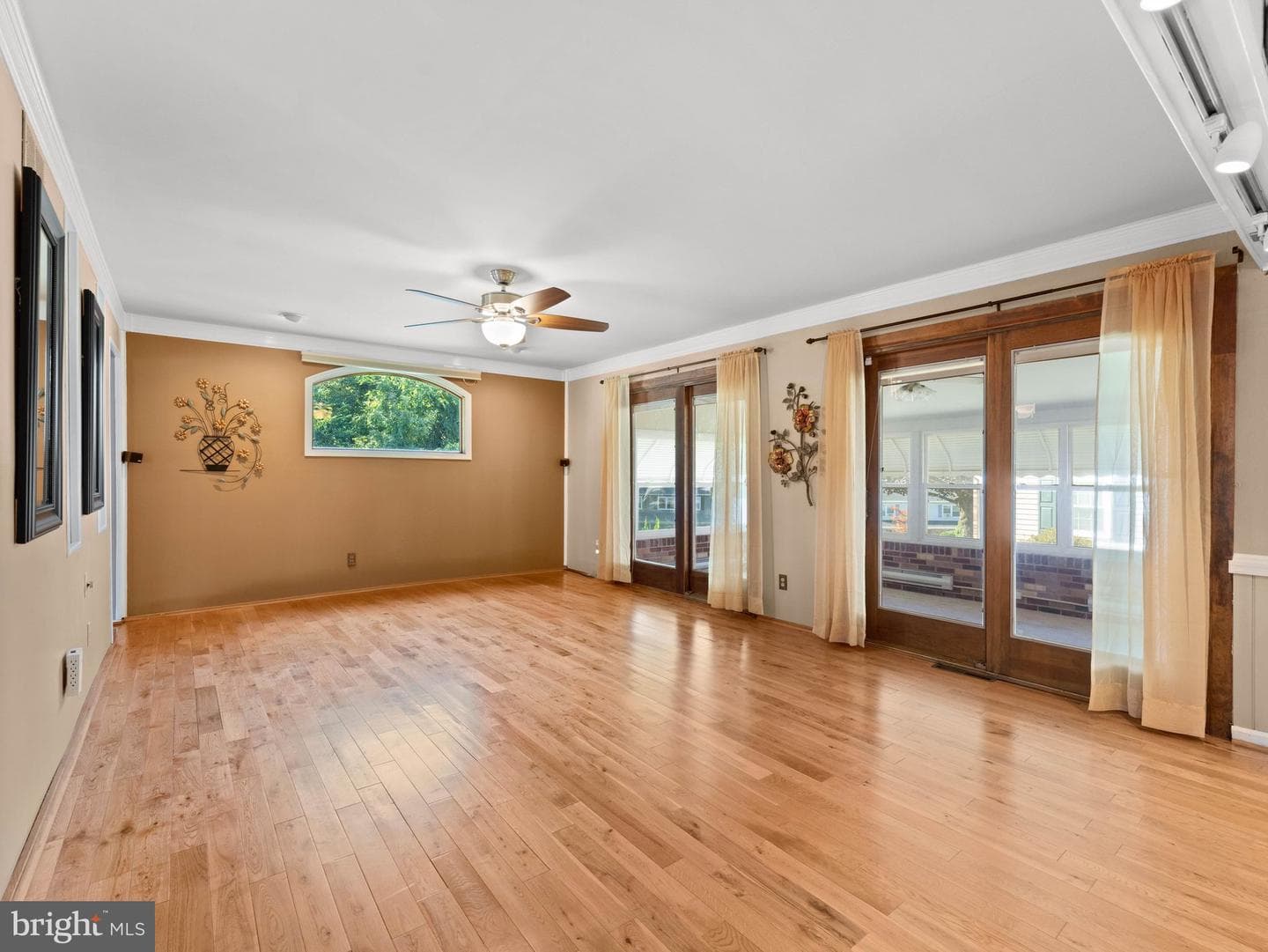 423 Sir Galahad Drive photo 16