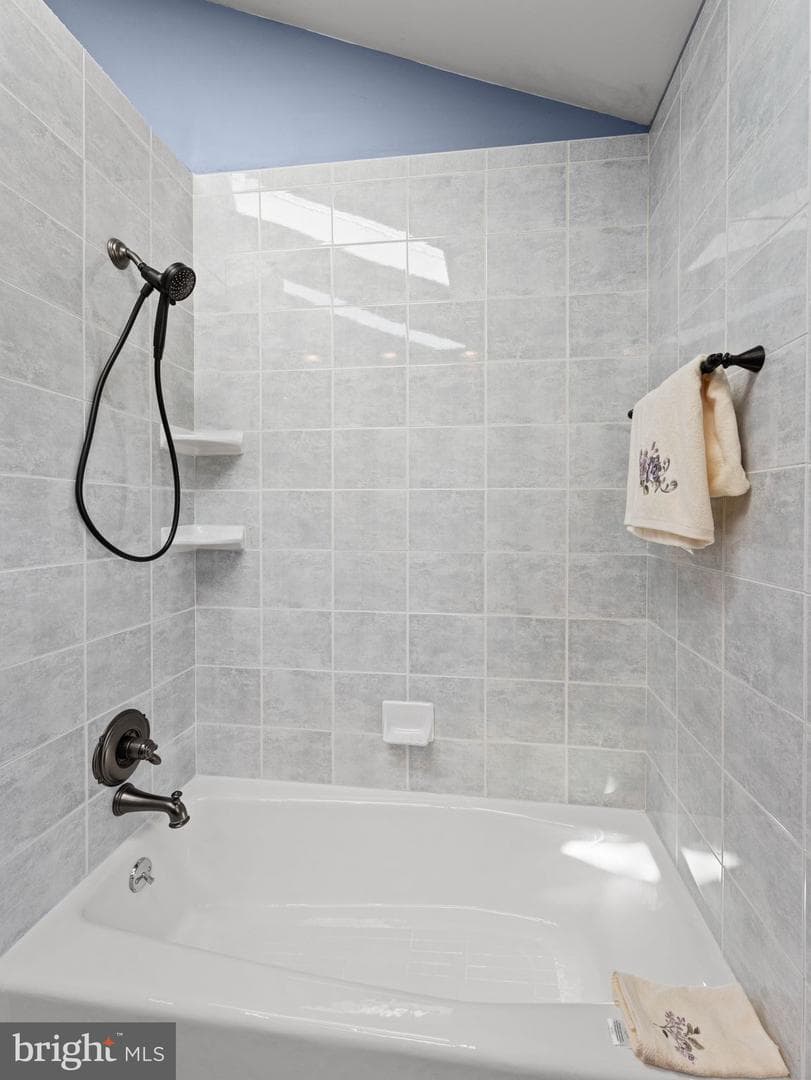 423 Sir Galahad Drive photo 35