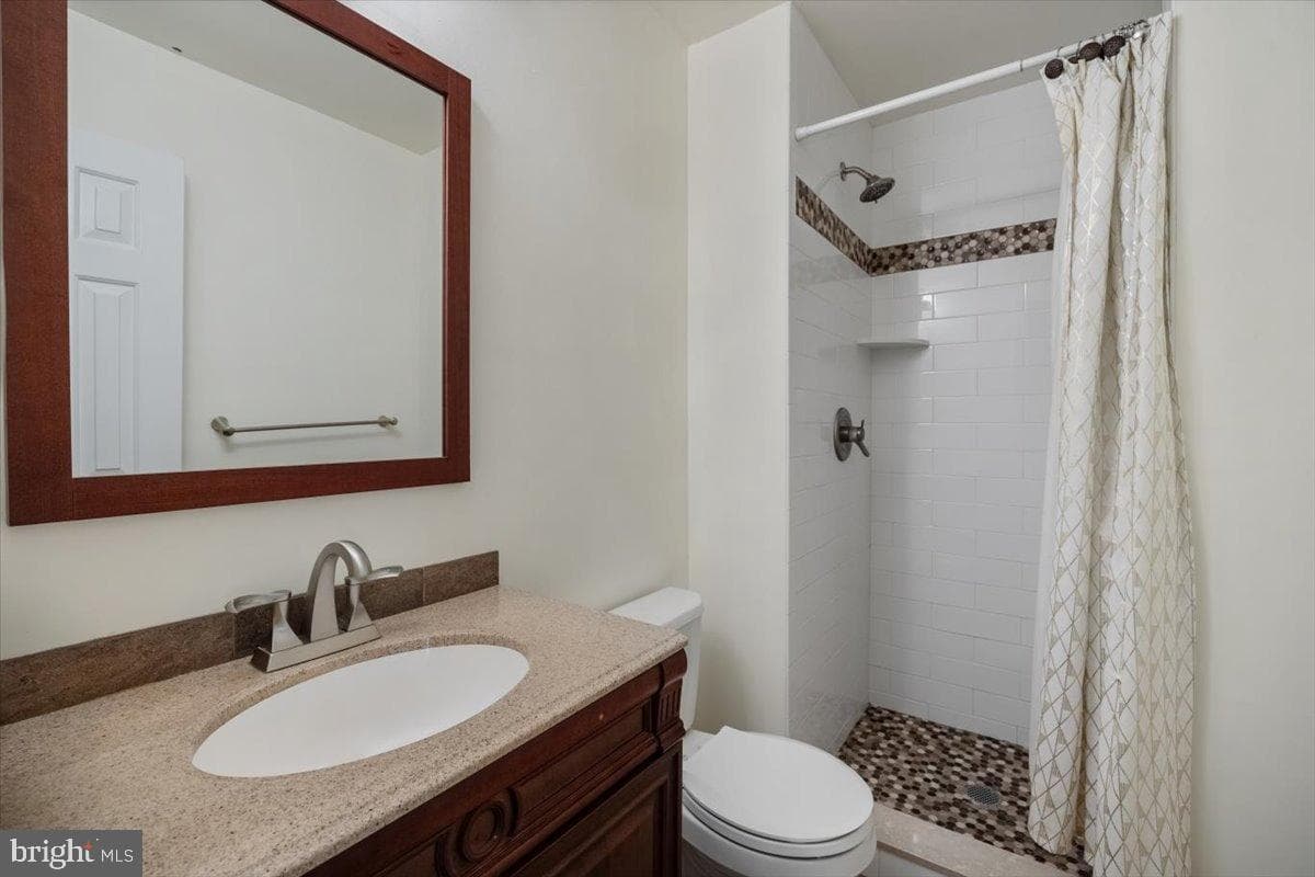 4 Fairfax Vlg photo 27