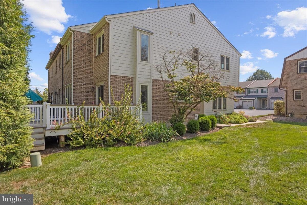 4 Fairfax Vlg photo 3