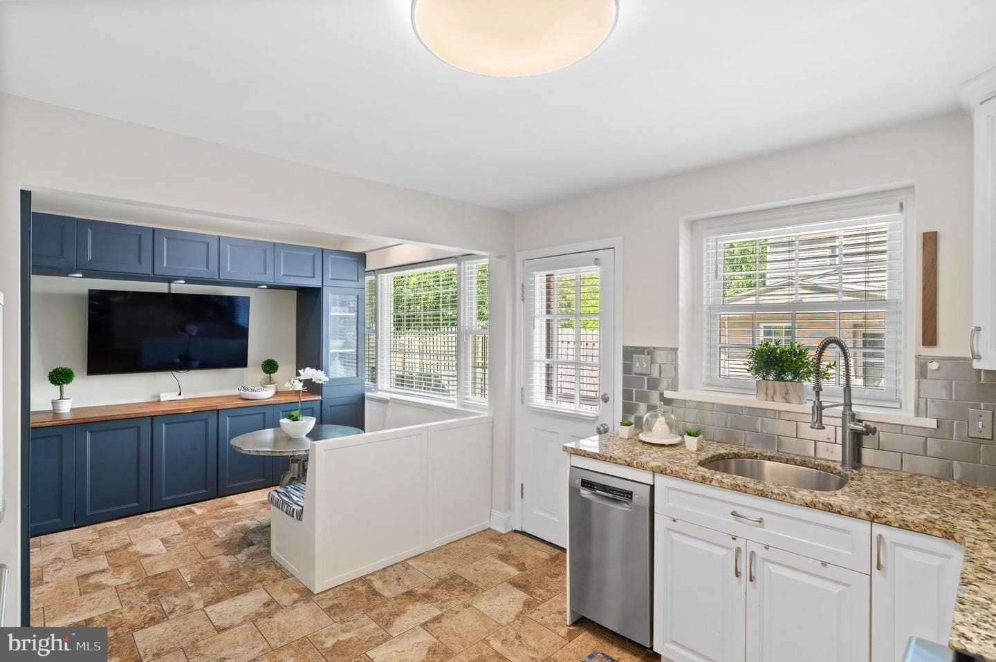 12 Lowrys Lane photo 14