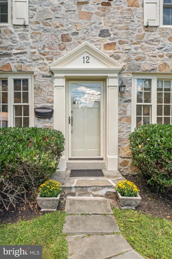 12 Lowrys Lane photo 4