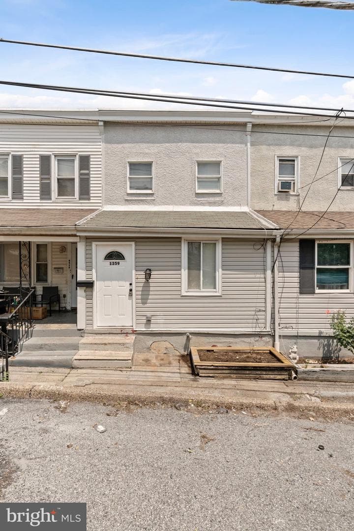 1359 Green Street photo 2