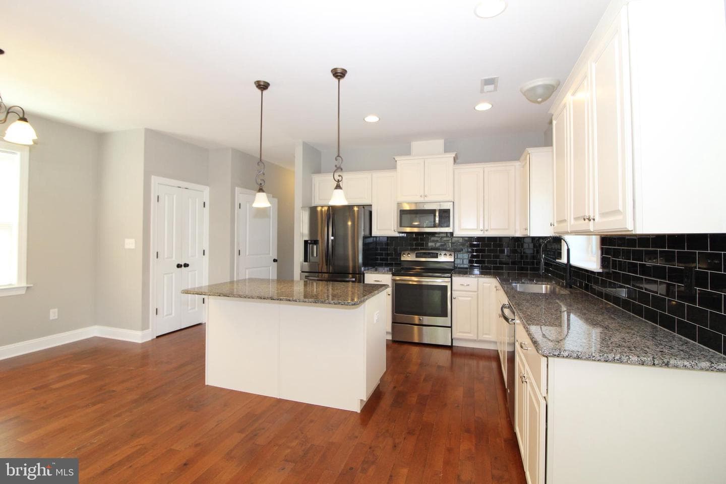 2608 Grand Avenue photo 4