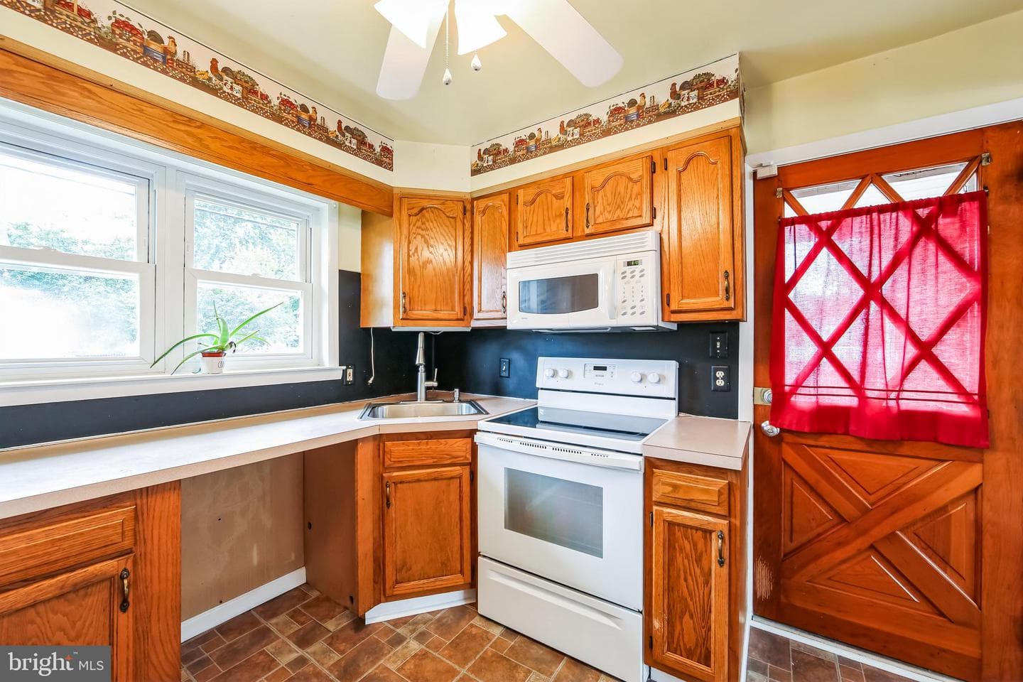 200 E Roland Road photo 15
