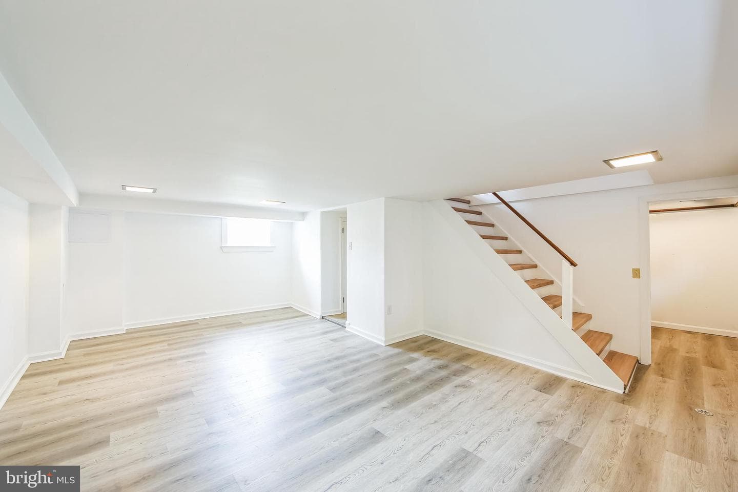 200 E Roland Road photo 38