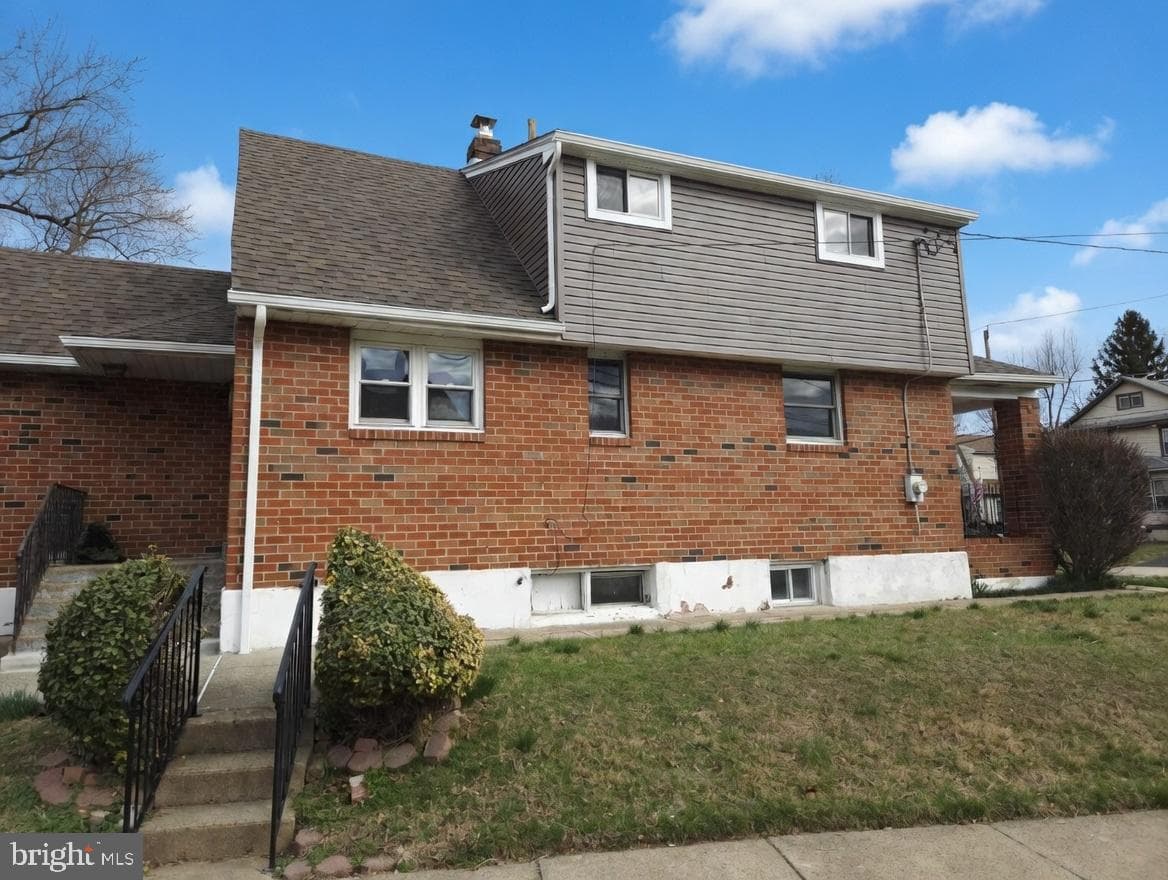 200 E Roland Road photo 5