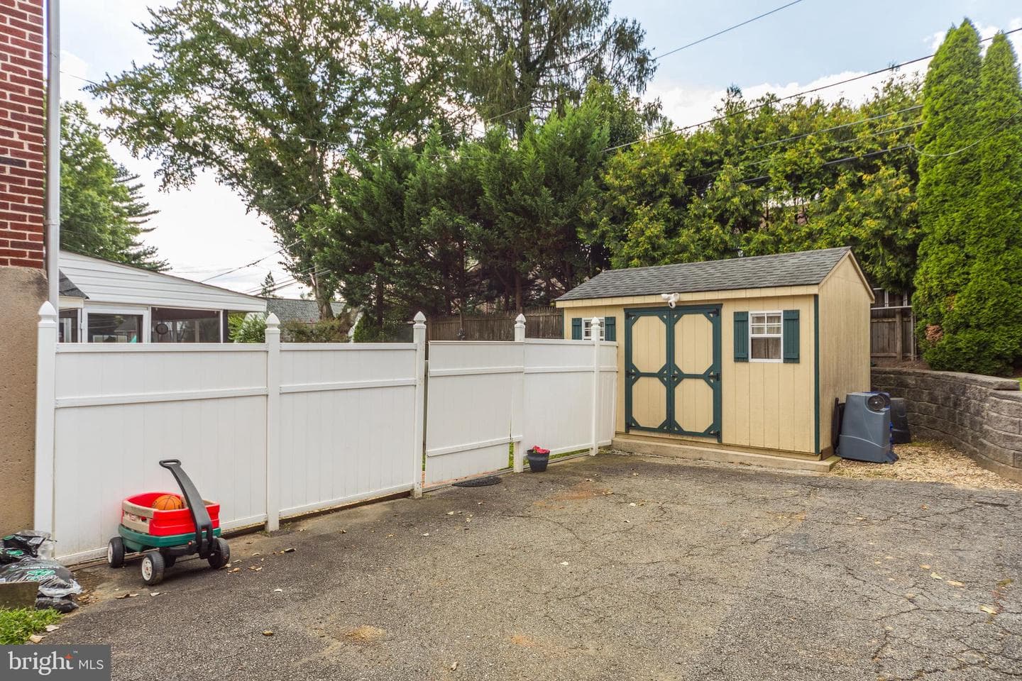 816 Addingham Avenue photo 37