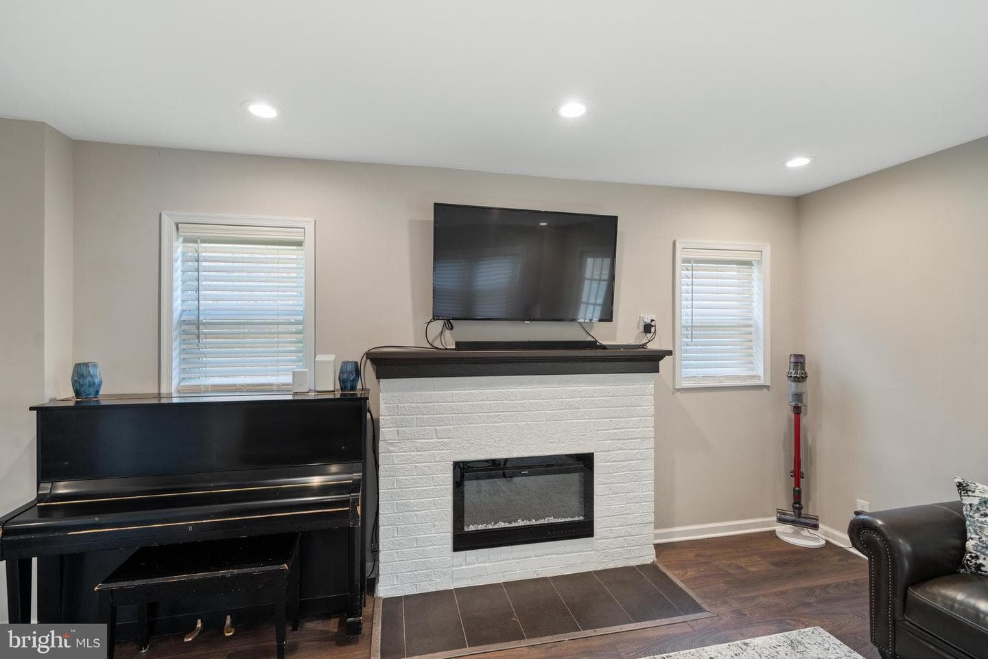 261 E Avon Road photo 10