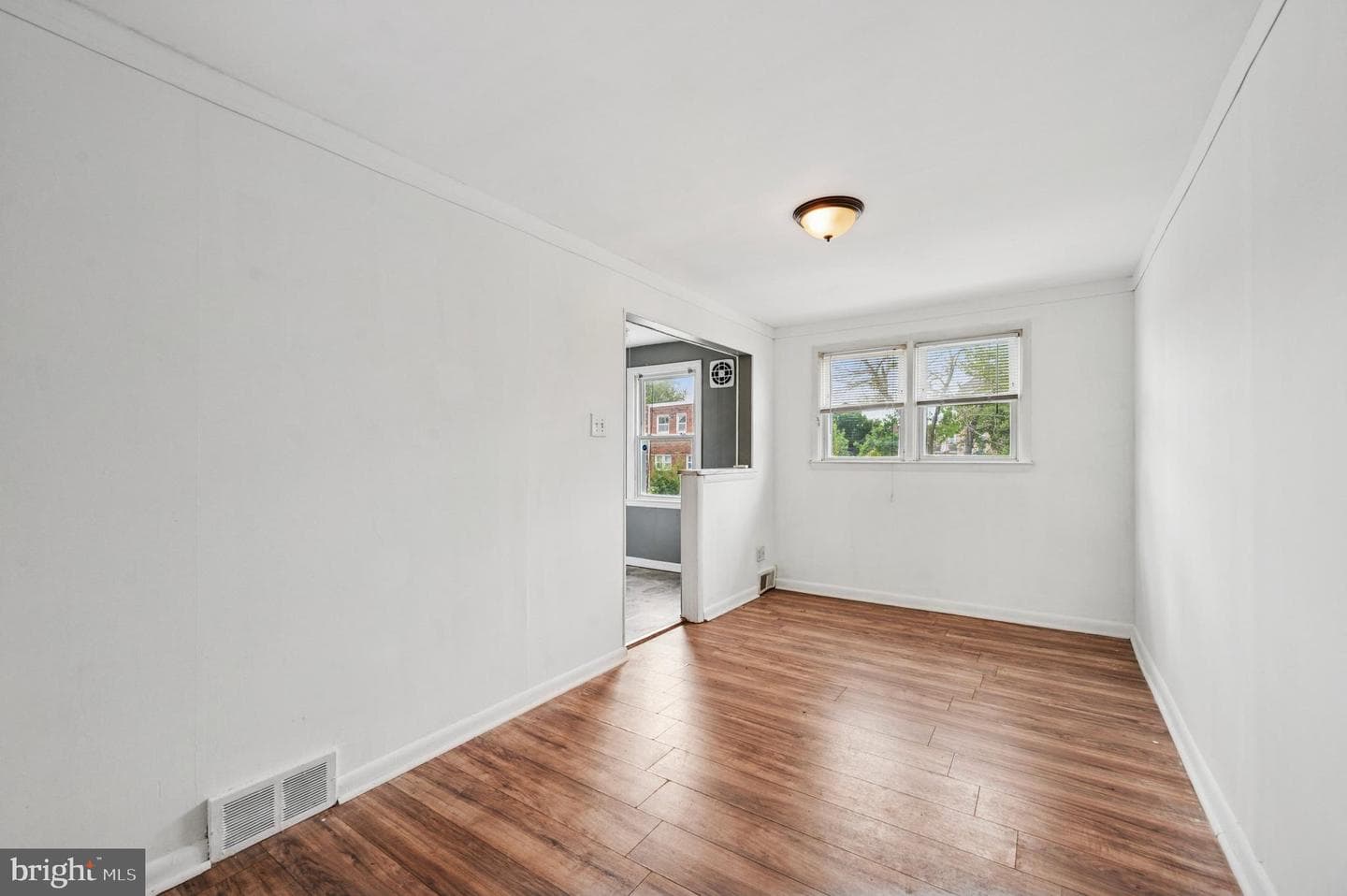 952 Grant Road photo 5