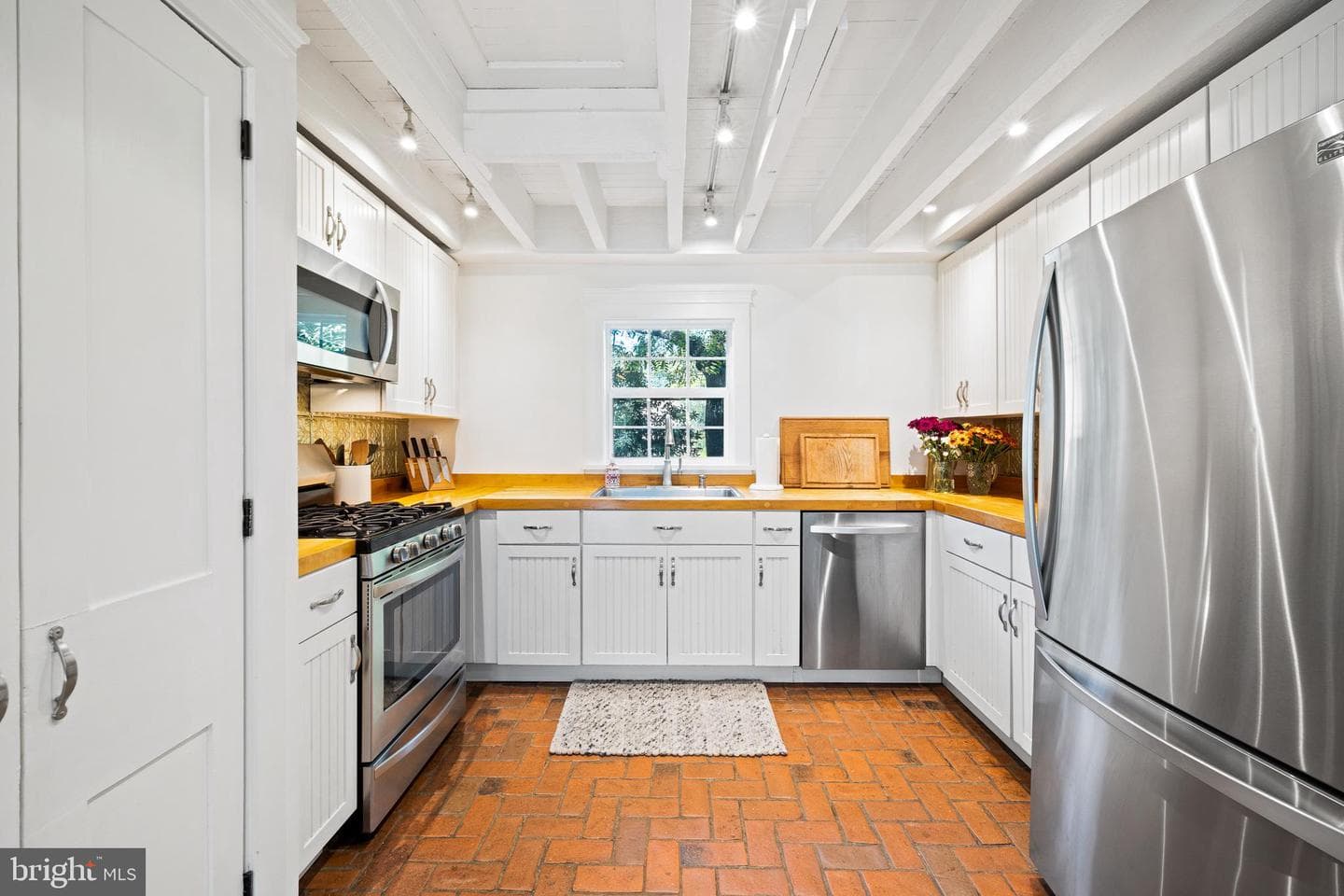 106 Manchester Road photo 8