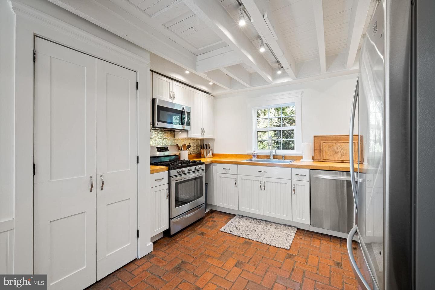106 Manchester Road photo 9