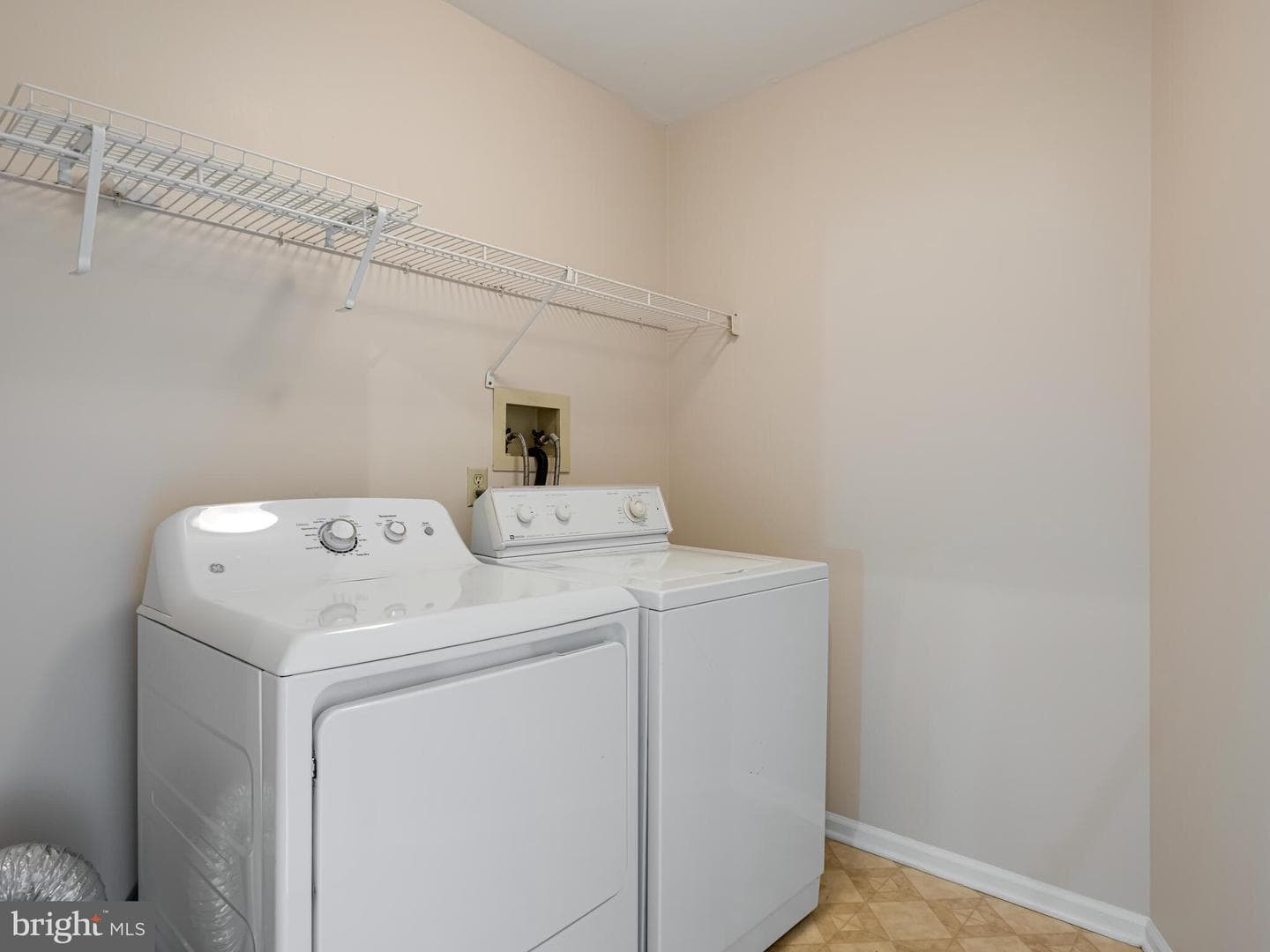 114 Dundee Mews photo 27