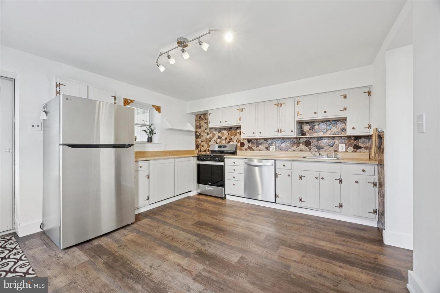 221 Highland Avenue photo 10