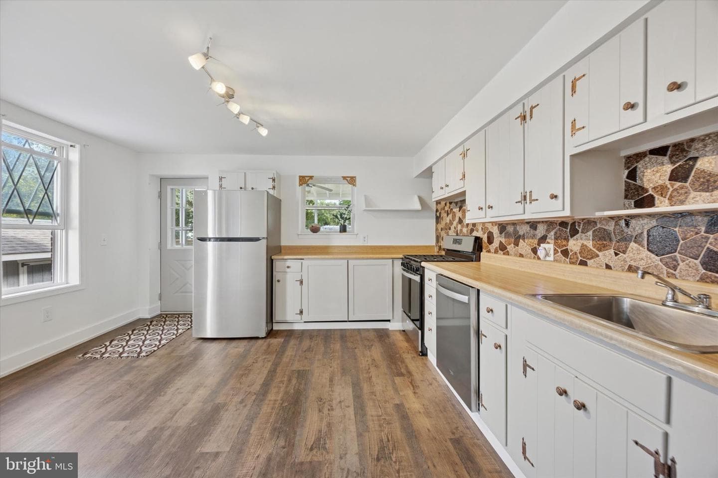 221 Highland Avenue photo 11