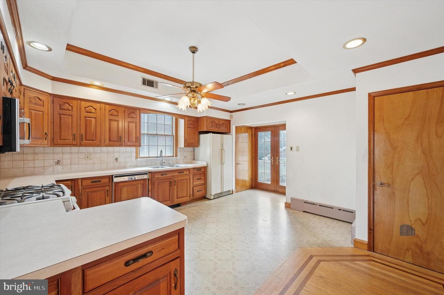 614 Saxer Avenue photo 7