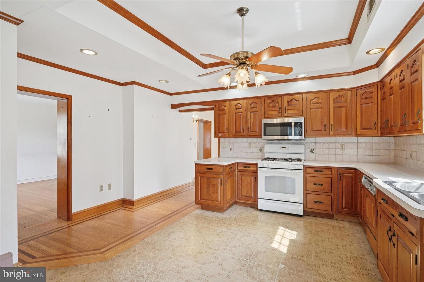 614 Saxer Avenue photo 8