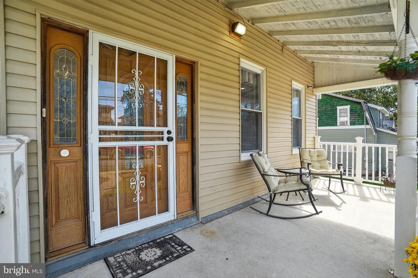606 Seneca Avenue photo 4