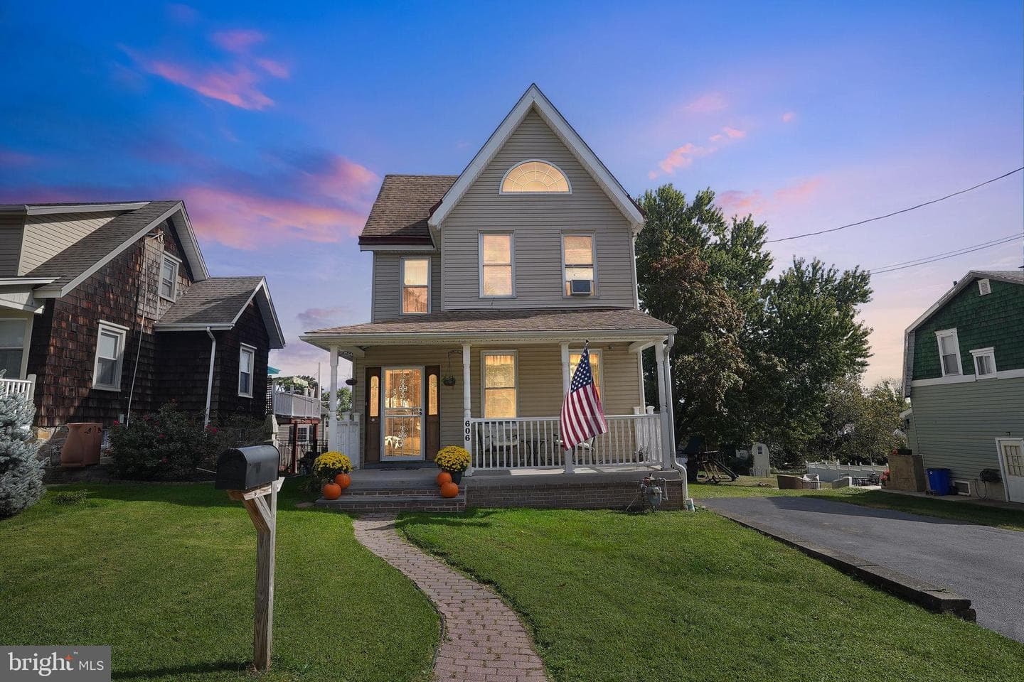 606 Seneca Avenue photo 46