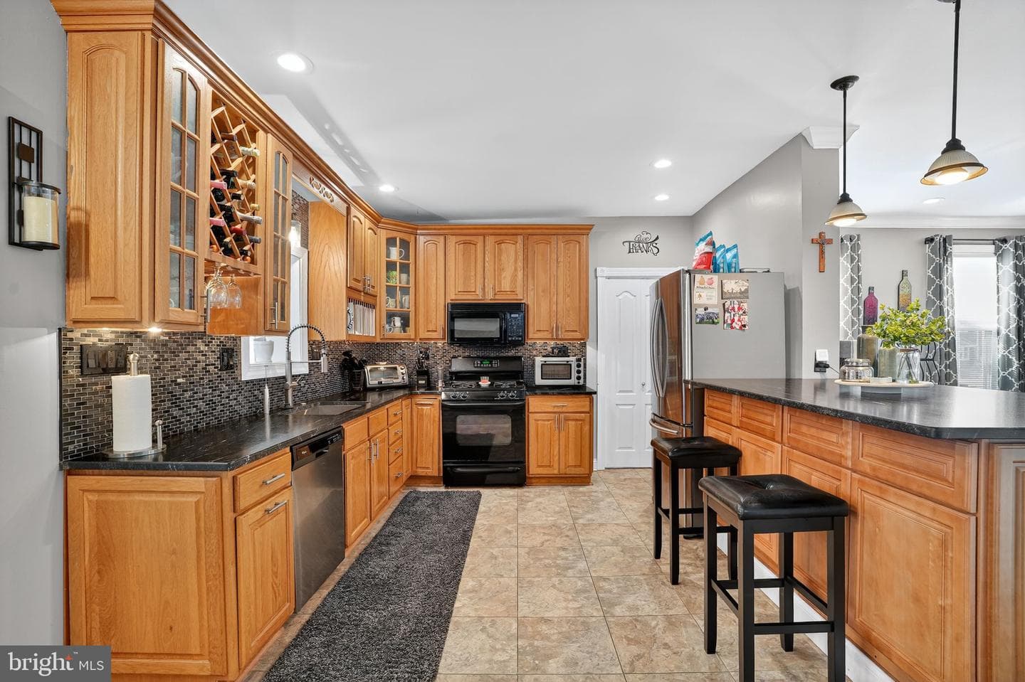 606 Seneca Avenue photo 9