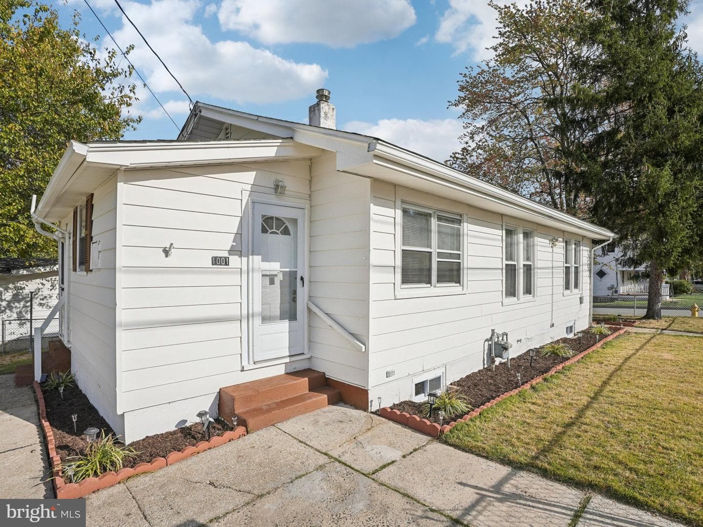 1001 Sunset Street photo 2