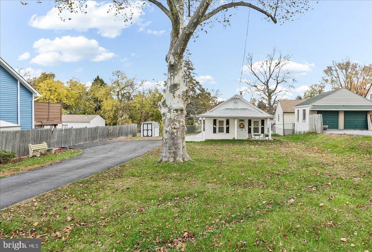 929 Crystle Road photo 3