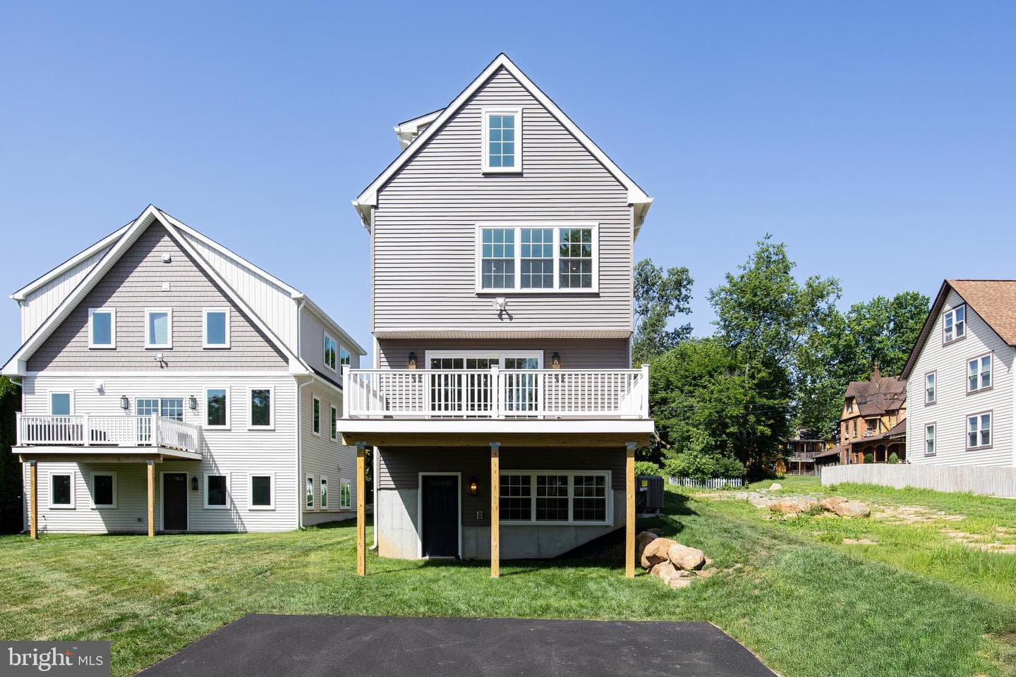 611 Summer Street photo 3